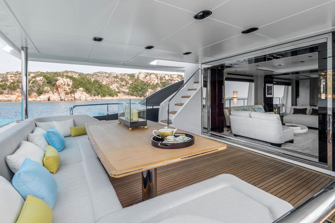 Azimut Grande 27, así es el yate de Cristiano. También posee un cenador que comunica con uno de los salones. En cuanto a la decoración, tiene un estilo minimalista con toques mediterráneos. Elegante a la par que funcional.
