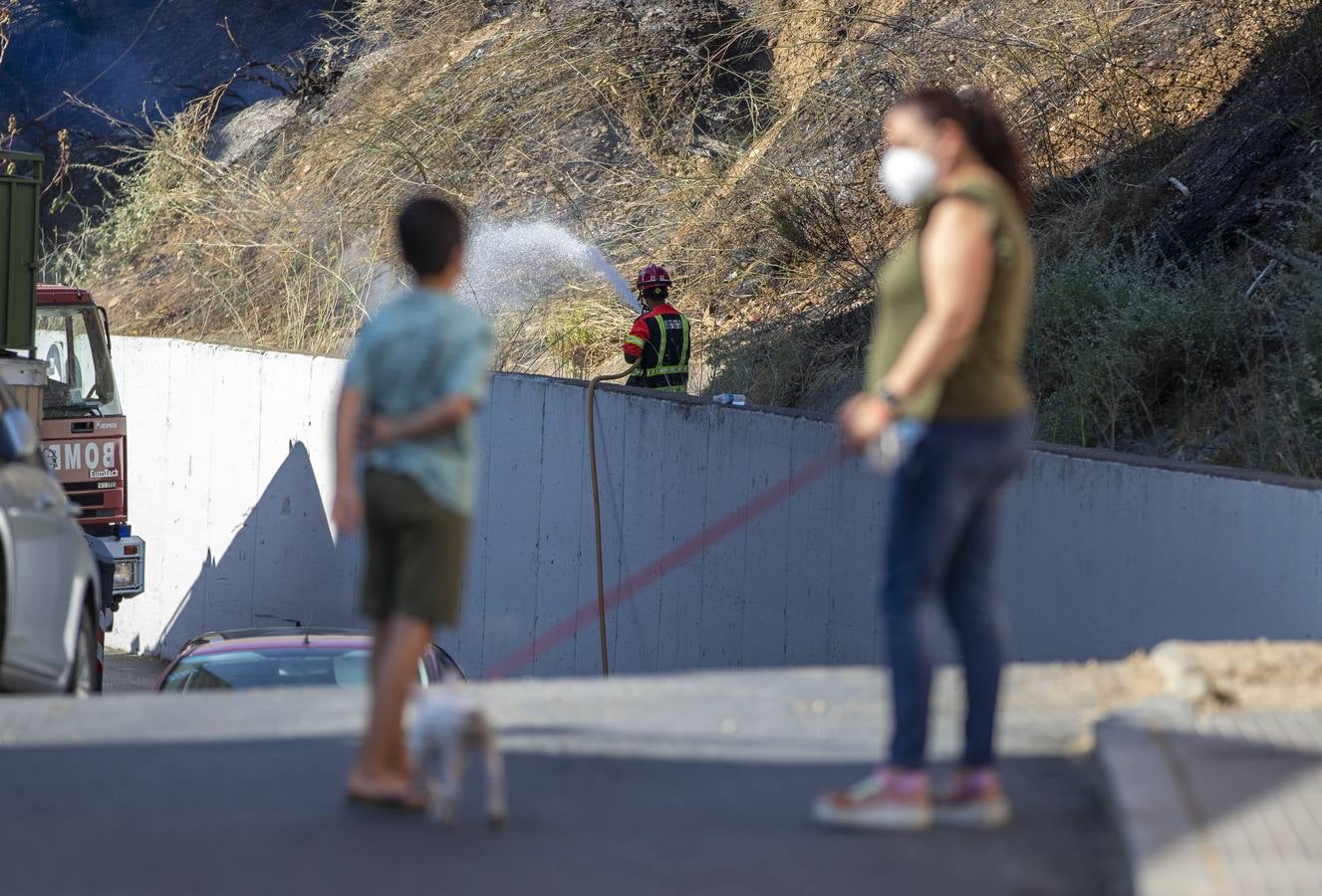 El incendio ha sido controlado a escasos metros de alcanzar varios bloques de viviendas y un centro de rehabilitación