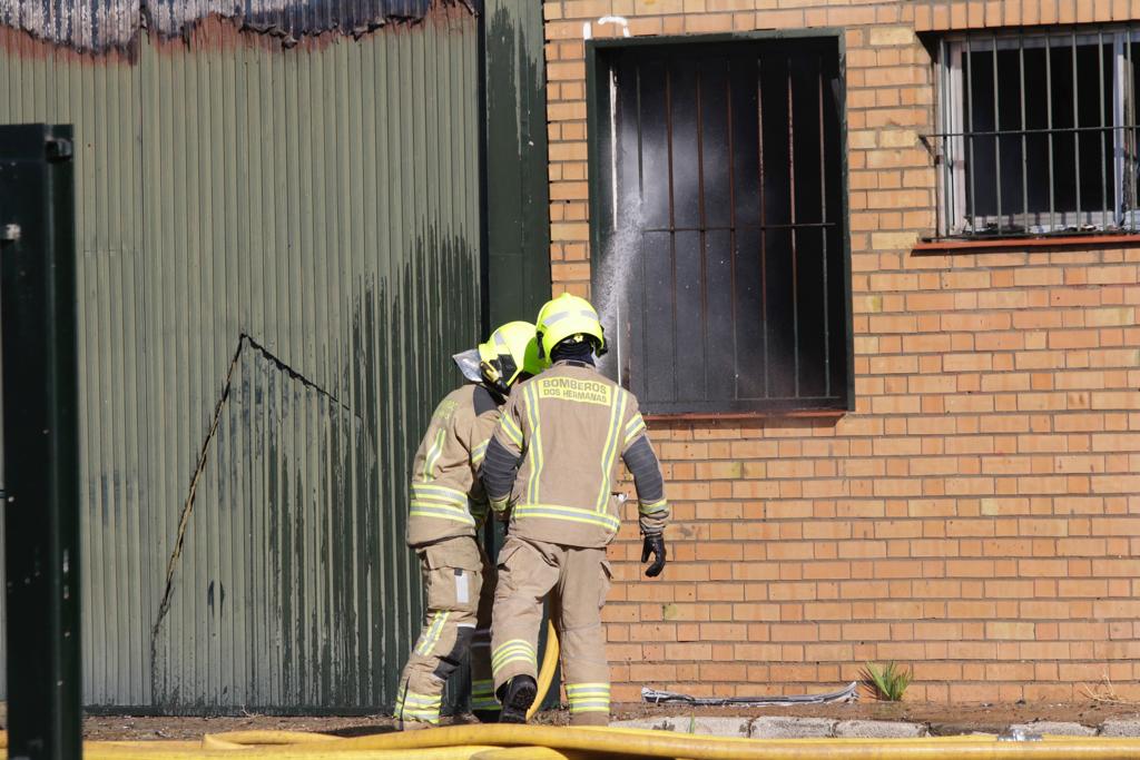 Las espectaculares imágenes del incendio en el polígono industrial Fuente del Rey