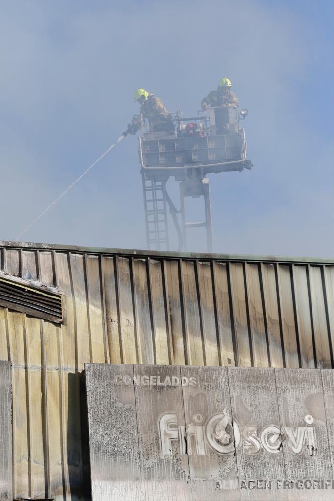 Las espectaculares imágenes del incendio en el polígono industrial Fuente del Rey