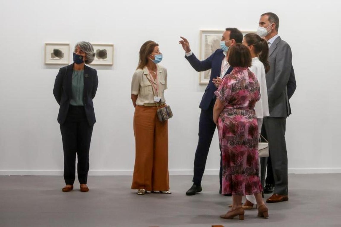 El Rey Felipe VI (1d); la Reina Letizia (2d), y la directora de ARCO, Maribel López (3d), en la feria.. 