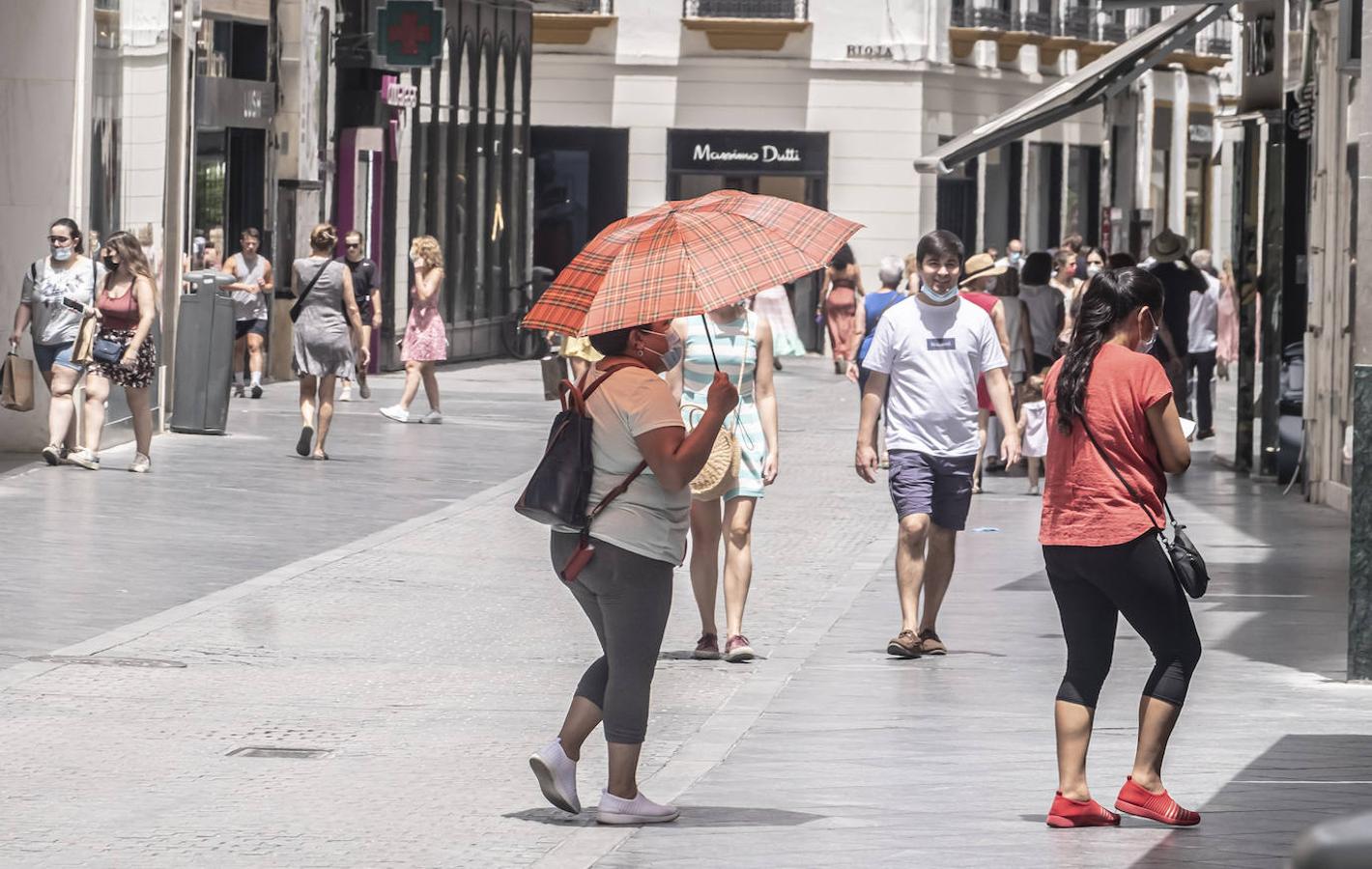 En Sevilla incluso recurren a usar un paraguas como parasol para soportar el calor. 