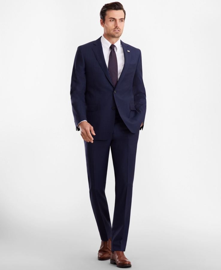 Traje azul de Brooks Brothers. Si lo tuyo son los clásicos pero buscas algo con un punto diferente, trajes como este azul marino de Brooks Brothers son la mejor de las soluciones por su ajuste para una mayor comodidad de movimiento, al tiempo que derrocha elegancia gracias al trabajo de los tejidos italianos. CPV
