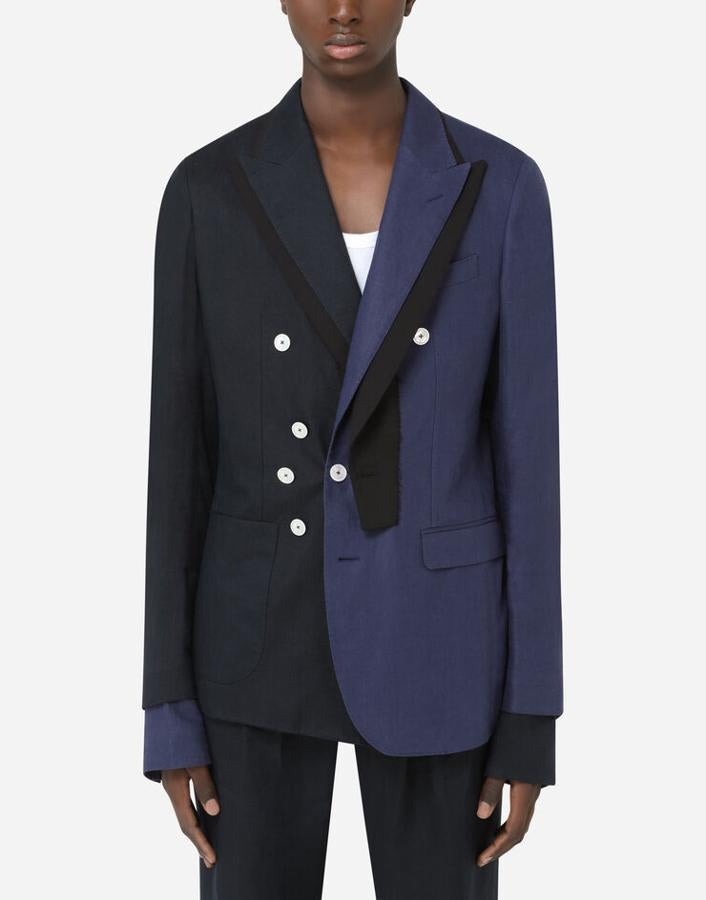 Traje bicolor de Dolce&amp;Gabbana. Chaqueta de cierre cruzado en lino bicolor con solapas dobles cuyos tonos azules están inspirados en el mar. Cuenta con solapas dobles, bolsillos en parche y es de corte regular. Precio: 3,445 euros.