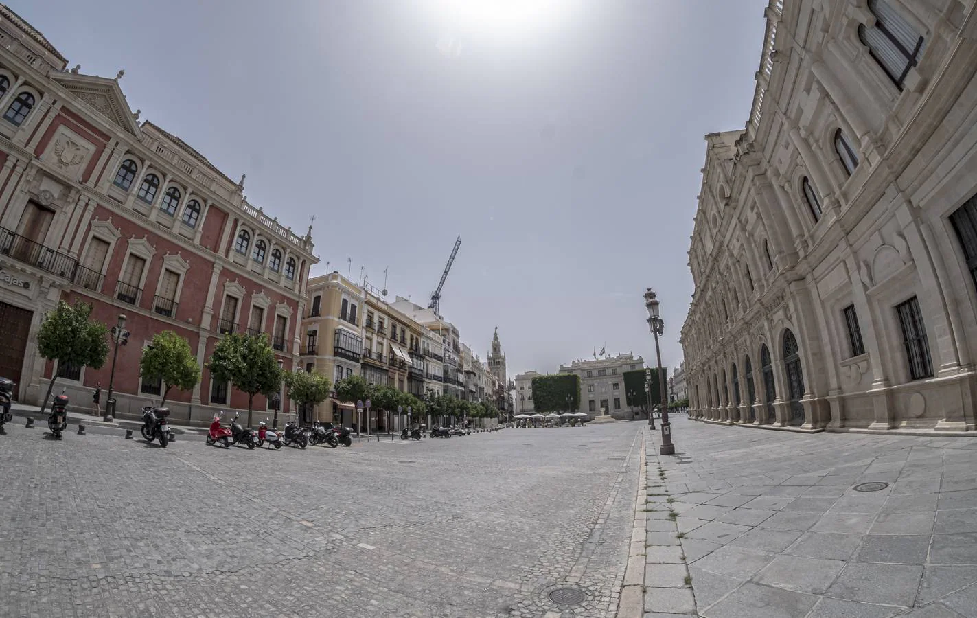 A pleno sol, un calor de justicia... y sin toldos en Sevilla