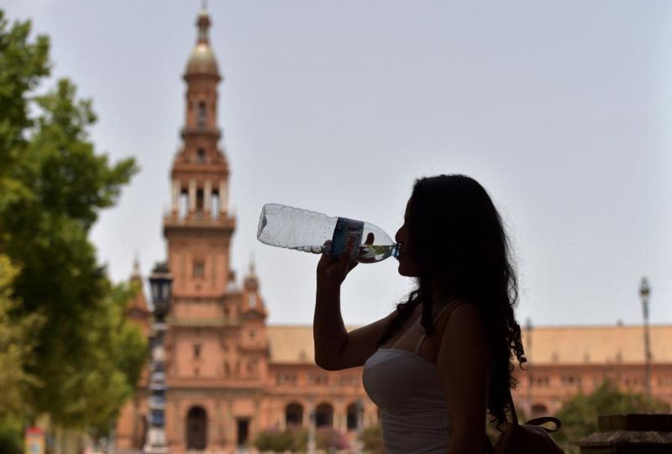 Las botellas de agua serán indispensables durante el fin de semana (Foto tomada en Sevilla). 