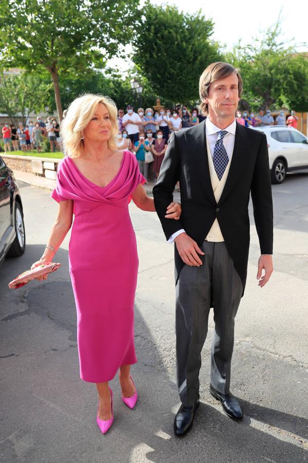 Felipe Cortina del brazo de su madre Myriam Lapique. 