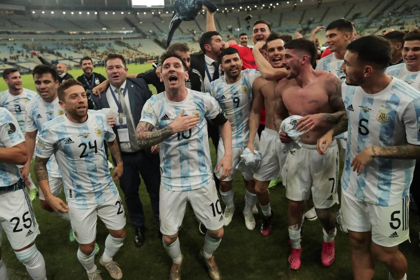 Euforia sobre el campo. Apenas hubo unos pocos miles de argentinos en las gradas del estadio de Maracaná, pero a buen seguro que nunca olvidarán lo ocurrido. Nada más confirmarse el triunfo, los jugadores ya tenían preparados cánticos para recordar la gesta. Maradona, Messi... No faltaba nadie en las letras.