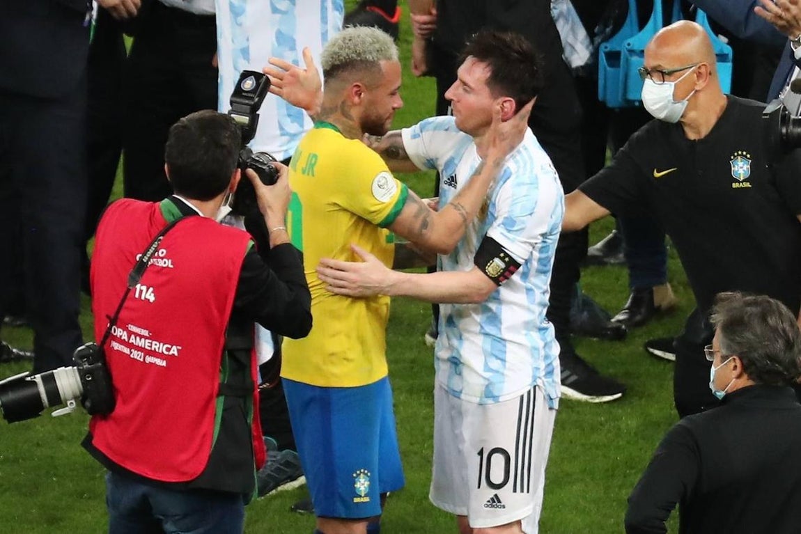 El abrazo de los genios. Neymar terminó enfadado con el árbitro y llorando por la derrota poco después. Aun así, superado el mal trago, se acercó a saludar a su amigo Messi. Se fundieron en un largo abrazo y hablaron durante un buen rato. Gran gesto del crack brasileño, al que nada se le puede achacar pues fue el más destacado de su selección.
