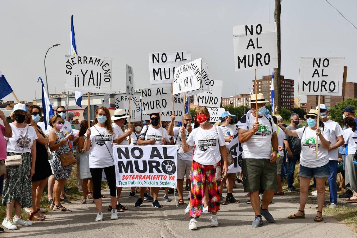 La protesta contra el muro del AVE en Talavera, en imágenes