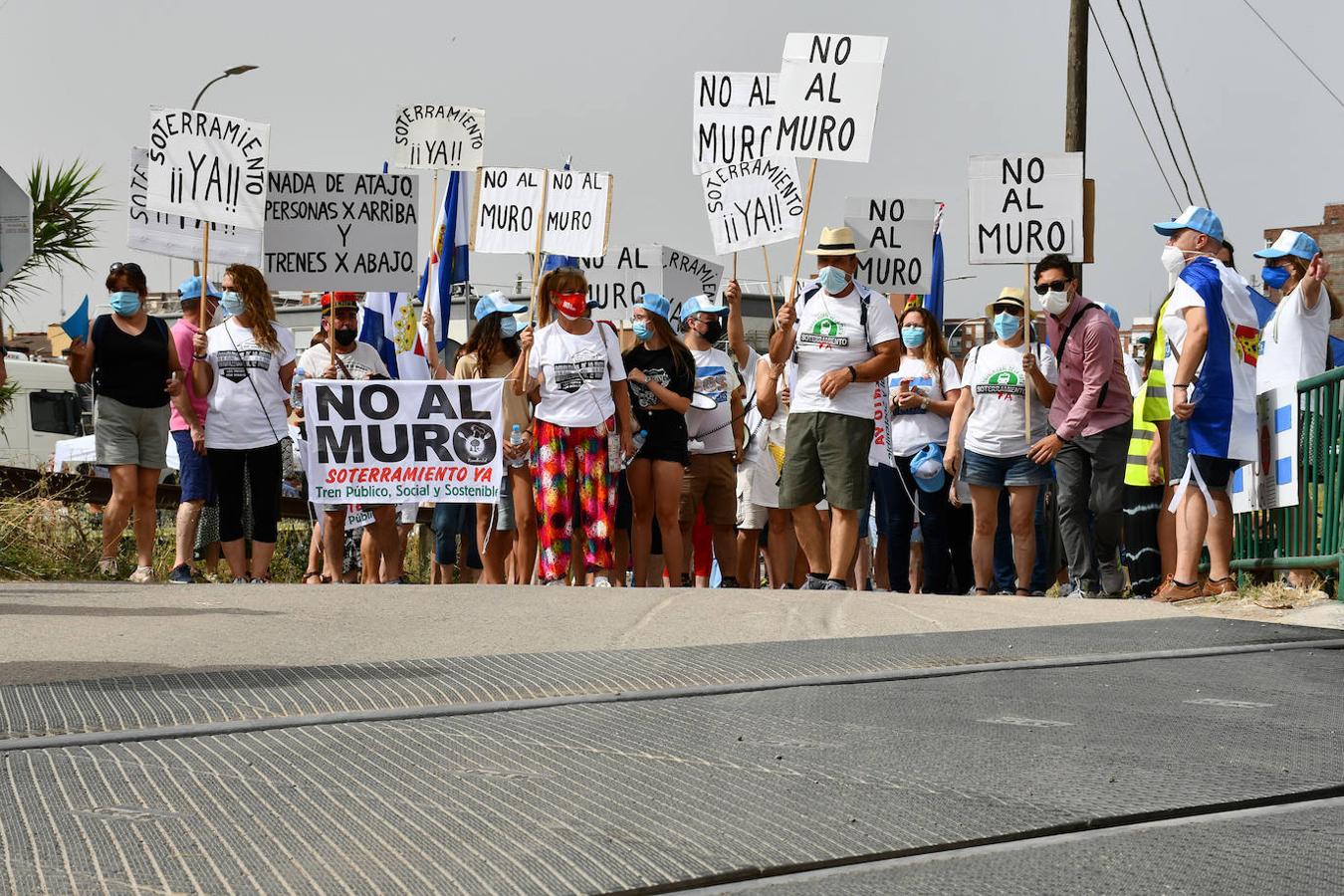 La protesta contra el muro del AVE en Talavera, en imágenes