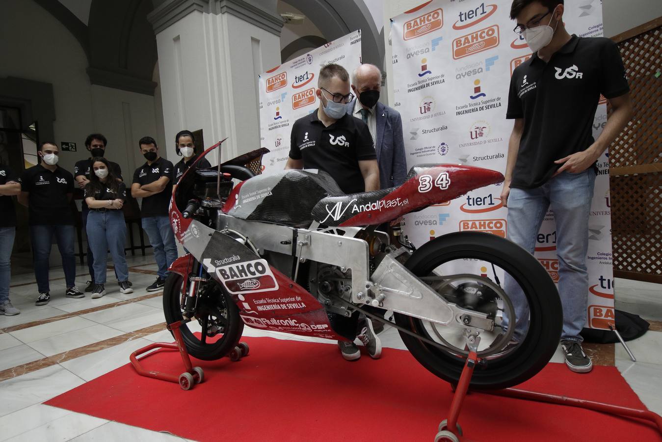 El equipo US Racing de la Universidad de Sevilla presentó este martes su nueva moto de competición.