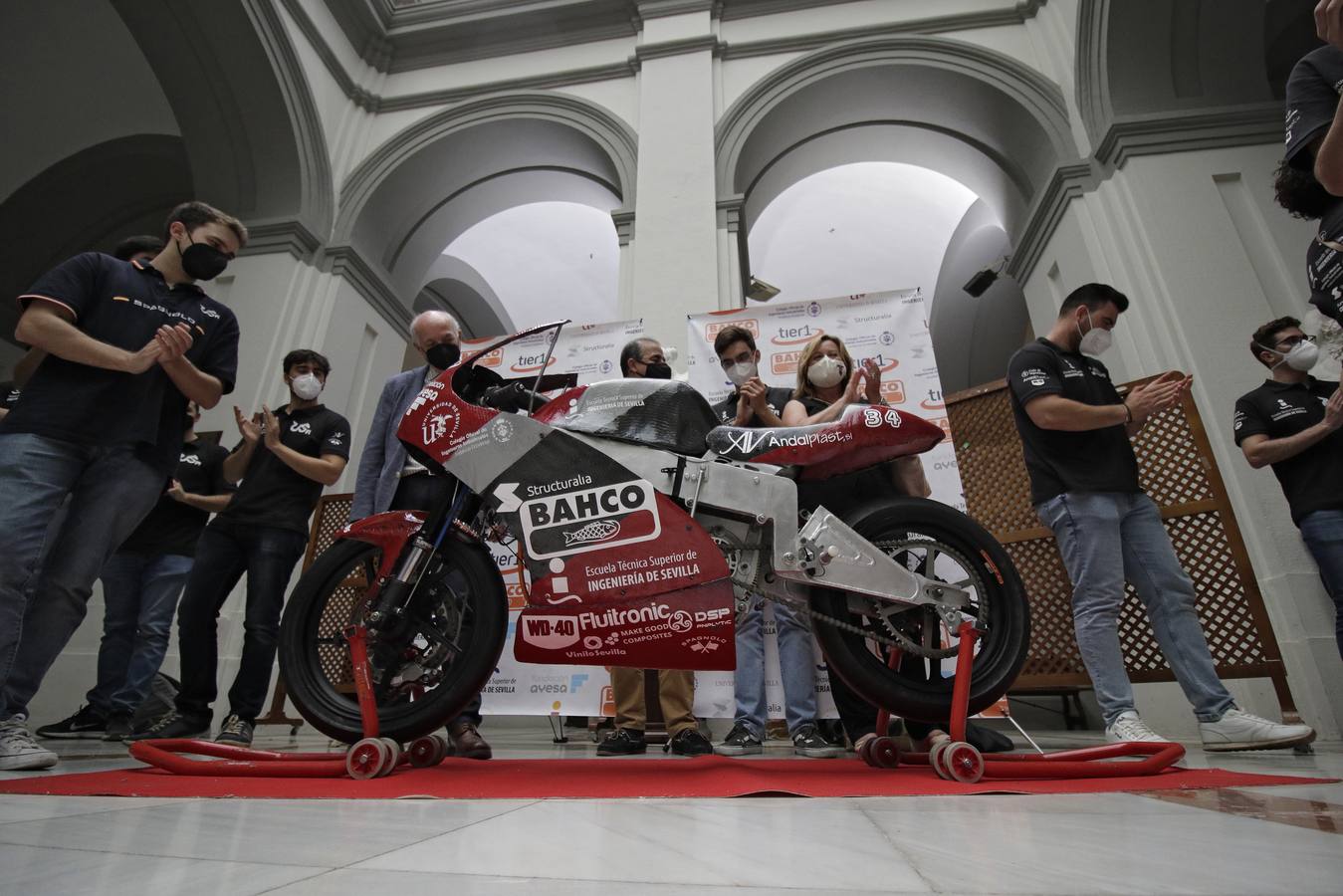 El equipo US Racing de la Universidad de Sevilla presentó este martes su nueva moto de competición.