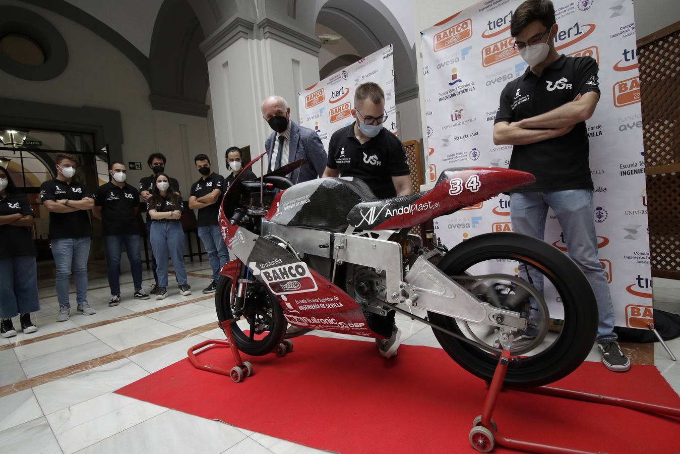 El equipo US Racing de la Universidad de Sevilla presentó este martes su nueva moto de competición.