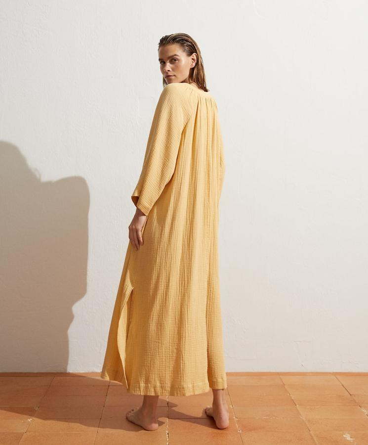 Caftán 100% gasa de algodón en color amarillo de Oysho (29,99€). 