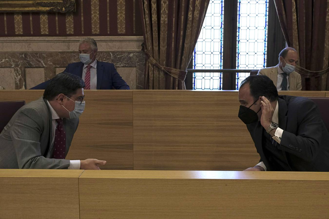 Todos contra el alcalde en el pleno extraordinario del Ayuntamiento de Sevilla