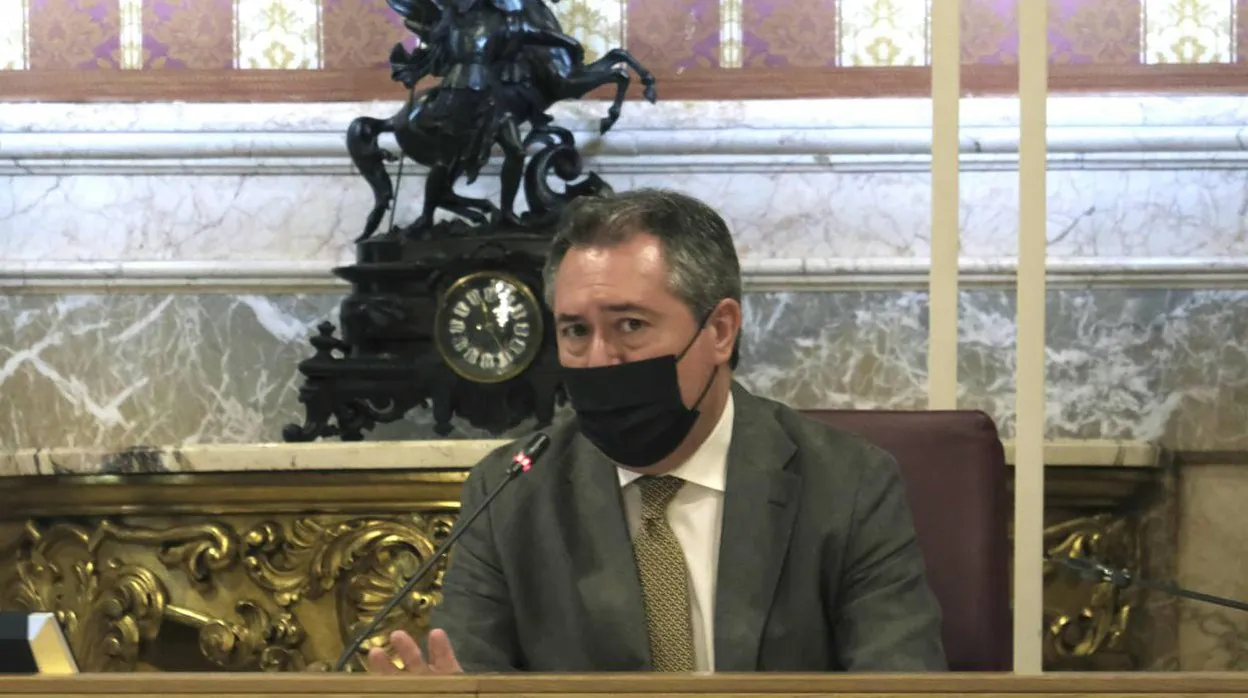 Todos contra el alcalde en el pleno extraordinario del Ayuntamiento de Sevilla