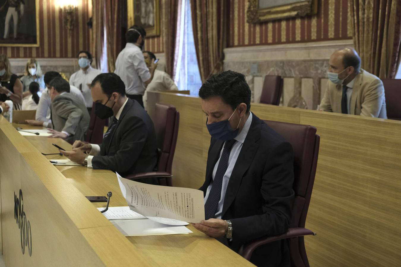 Todos contra el alcalde en el pleno extraordinario del Ayuntamiento de Sevilla