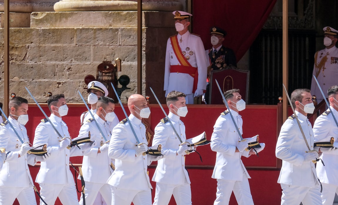En imágenes: Así ha sido la entrega de despachos a los nuevos suboficiales de la Armada