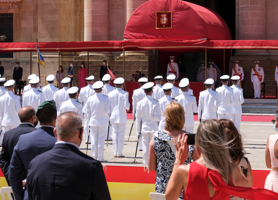 En imágenes: Así ha sido la entrega de despachos a los nuevos suboficiales de la Armada
