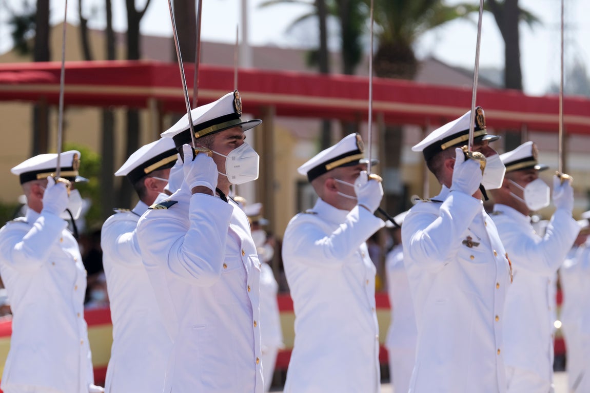 En imágenes: Así ha sido la entrega de despachos a los nuevos suboficiales de la Armada