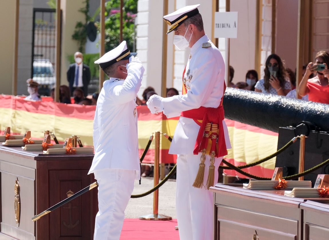 En imágenes: Así ha sido la entrega de despachos a los nuevos suboficiales de la Armada