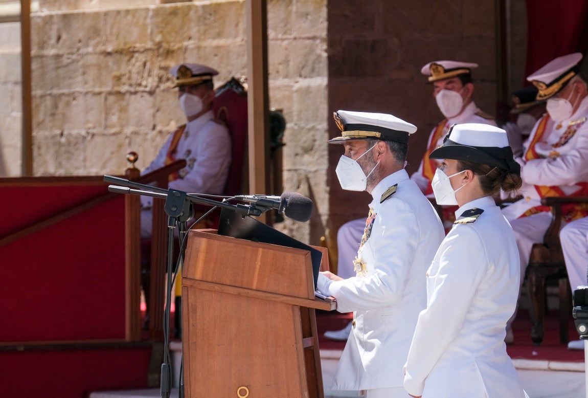 En imágenes: Así ha sido la entrega de despachos a los nuevos suboficiales de la Armada