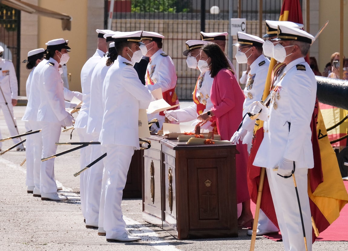 En imágenes: Así ha sido la entrega de despachos a los nuevos suboficiales de la Armada