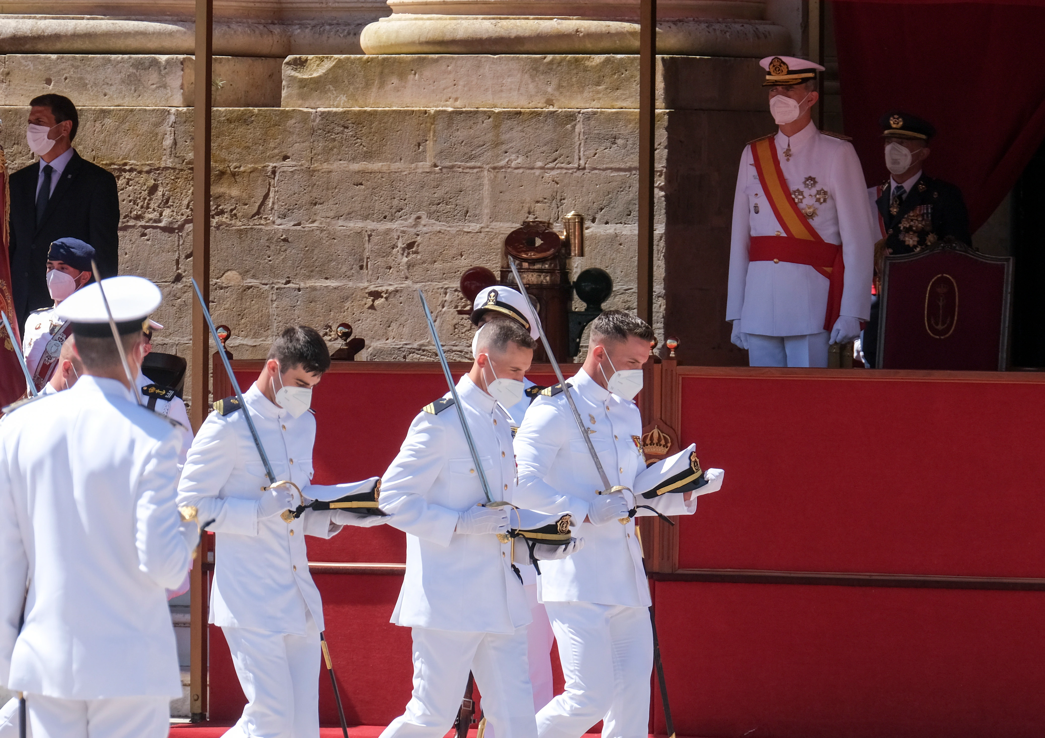 El Rey entrega sus despachos a los nuevos sargentos de la Armada en un acto marcado por las medidas antiCovid