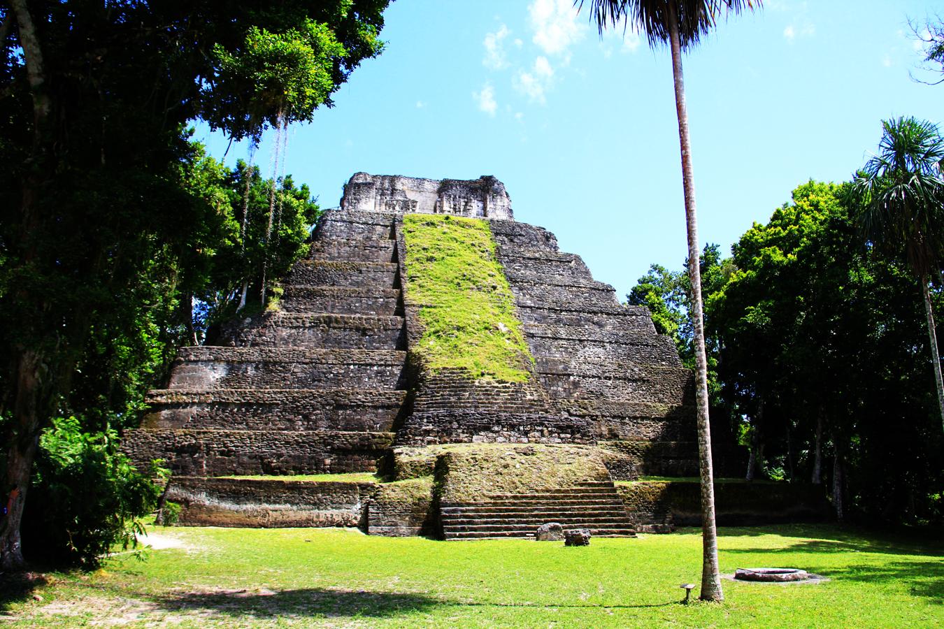 Guatemala más allá de Tikal. Además de Tikal, el viajero puede maravillarse explorando sitios y parques arqueológicos como El Mirador – Río Azul, Uaxactun, Yaxha-Nahum-Naranjo (en la foto), Quirigua, Tak´alik AbÁj, Iximche en Chimaltenango, Zaculeu en Huehuetenango y la Danta, la pirámide más grande del mundo antiguo por sus dimensiones de ancho y alto. Estas impresionantes edificiaciones yacen entre la selva guatemalteca del Petén.