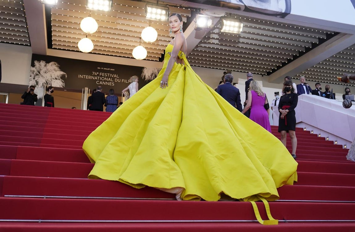 Noel Capri Berry. Con vestido palabra de honor de la colección  Primavera/ verano 2021 Couture de Ashi Studio.