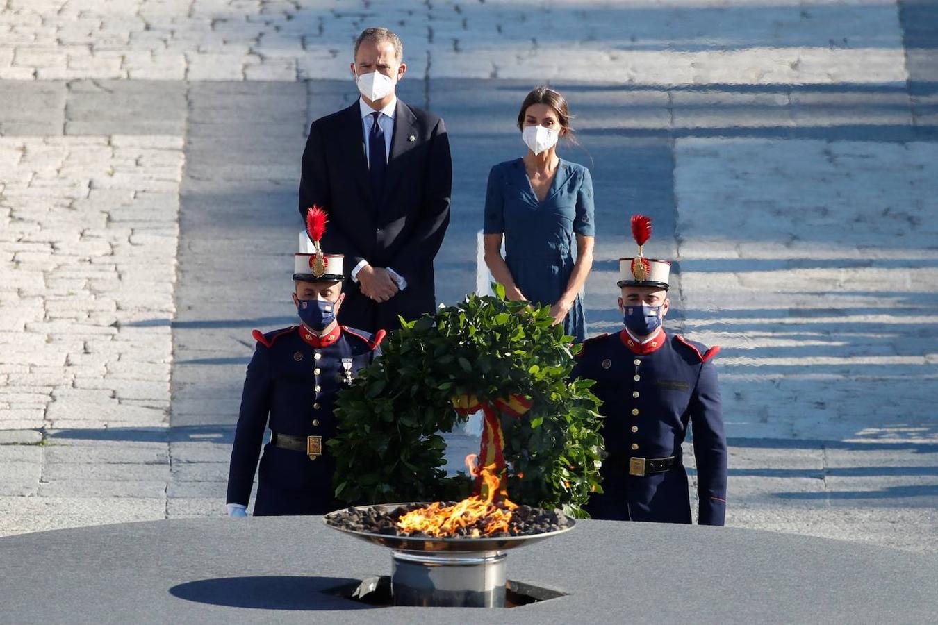 Los Reyes Felipe VI y Doña Letizia realizan una ofrenda floral ante el pebetero instalado en el Patio de la Armería del Palacio Real duranta el acto de homenaje de estado a las víctimas de la pandemia del coronavirus. 