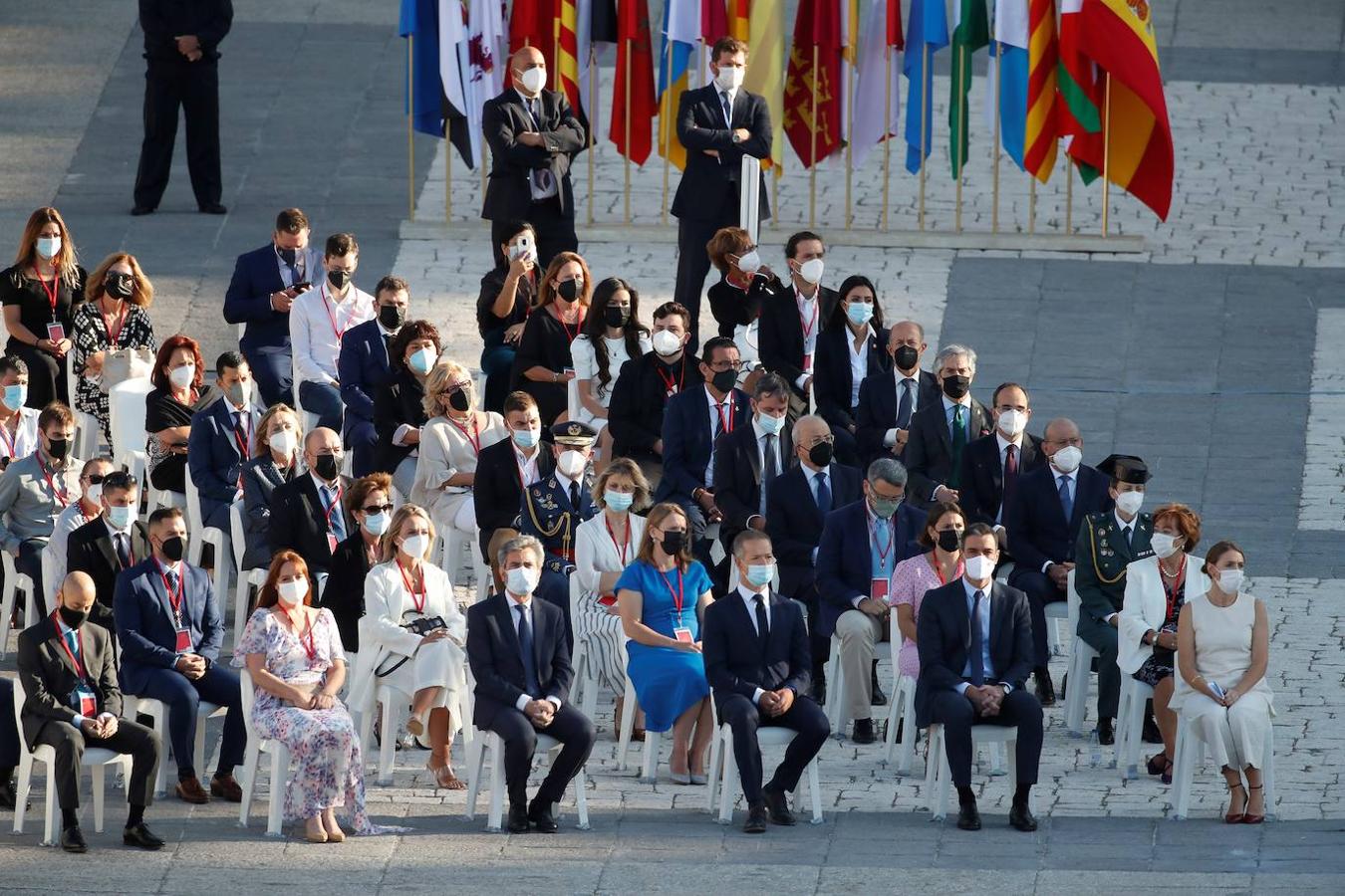 Vista de varios invitados incluyendo el presidente del Gobierno, Pedro Sánchez (2d), el presidente del Senado, Ánger Gil (3d), y el presidente del Consejo Superior del Poder Judicial, Carlos Lesmes (3i) asisten al acto de homenaje de estado a las víctimas de la pandemia. 