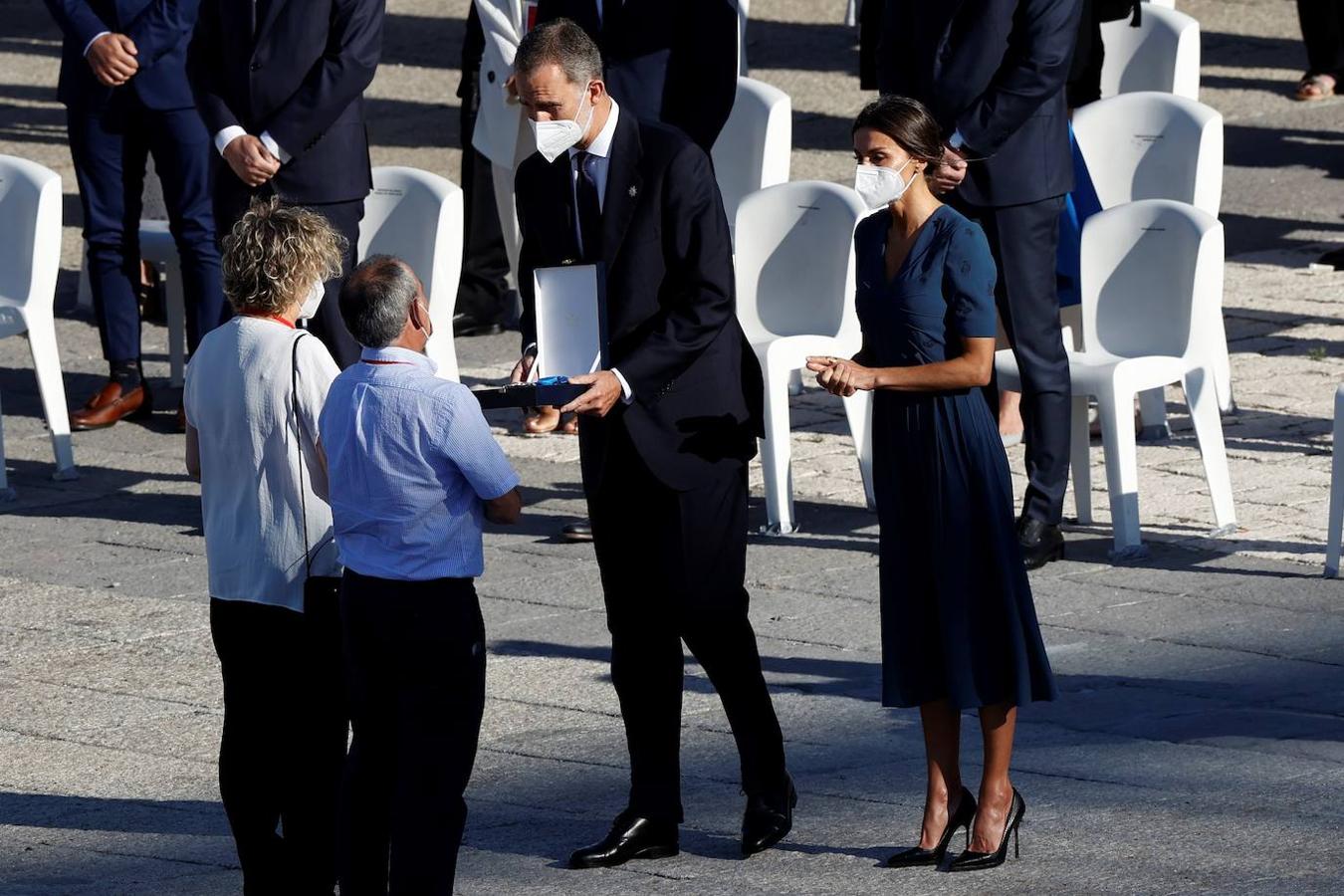 El Rey Felipe VI y la Reina Letizia, entregan una de las cuatro Grandes Cruces de la Orden del Mérito Civil, en representación de todas y todos los sanitarios homenajeados. 