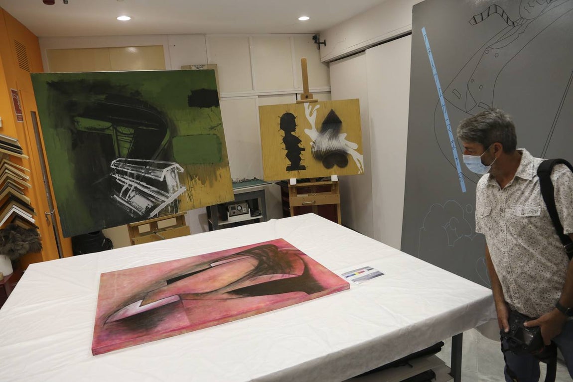 La donación supone la incorporación a la colección permanente de museo de un total de 47 obras. El CAAC inaugurará el 28 de octubre la exposición, 'La Máquina Española. Donación de Pepe Cobo'.