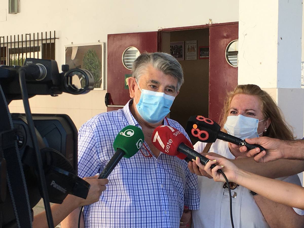 Fotos: Así ha sido el homenaje a la familia de acogida Luna-Cardenete en el colegio San Felipe Neri de Cádiz