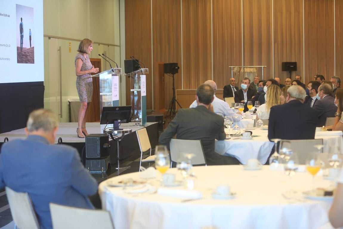 Fotos: La consejera de Empleo, Formación y Trabajo Autónomo de la Junta, en la Mirada Económica