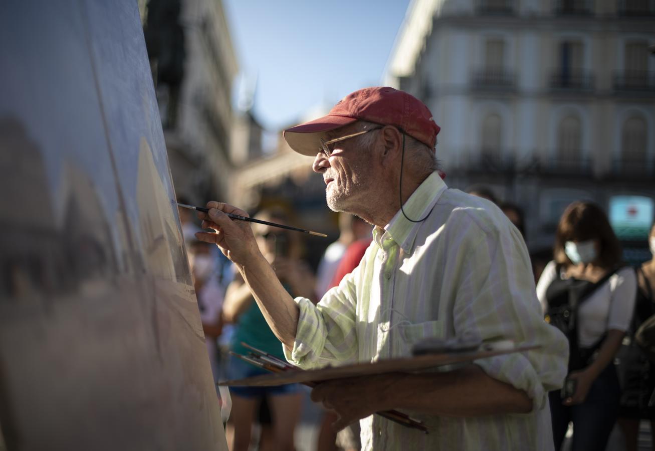 La luz, en constante movimiento. Antonio López acude a pintar a la Puerta del Sol, siempre que puede, por las tardes, entre las siete y las nueve. No va todos los días. «Hay veces que tengo que descansar. Es un esfuerzo: el sol, la tensión de pintar, medir... El sol se mueve, la luz está en constante movimiento». ¿Habrá gente en este díptico? «No, va a haber sol y cielo azul. Si el sol no aparece, no me pongo a pintar. De la gente puedes prescindir». Eso sí, hay muchas ventanas: «No las he contado, pero son cientos».