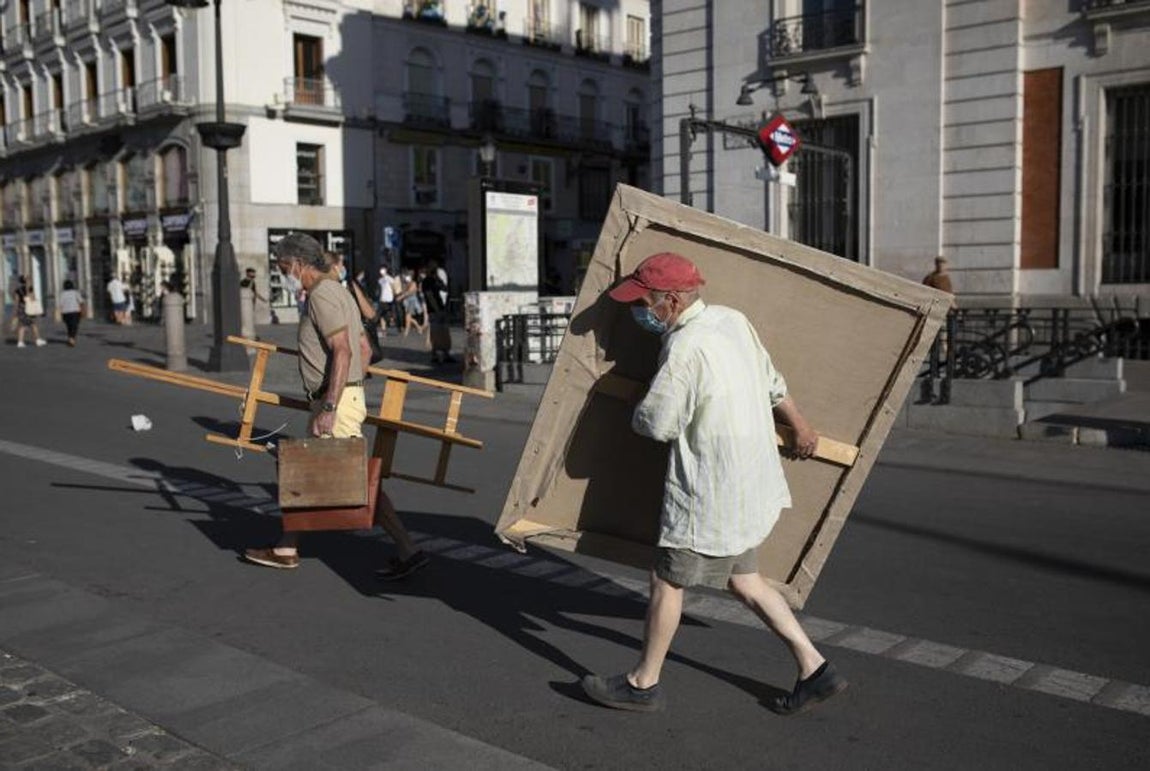 Un paseo de apenas unos metros. Antonio López coge uno de los lienzos que guarda en la Real Casa de Correos y sale con él al centro de la Puerta del Sol. Su amigo y también pintor Isidro Brunete, que suele acompañarle, lleva el caballete y la caja de pinturas. Hace un día precioso para pintar. Apenas hay viento y luce un sol radiante. Hoy solo va a trabajar en uno de los cuadros: se centra meticulosamente en un edificio que hace esquina con la calle Carretas
