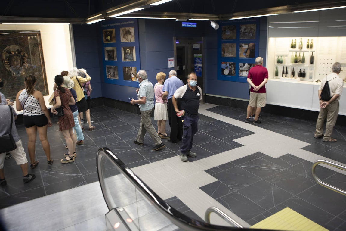 El segundo acoge una hilera de vitrinas, un pequeño museo a partir de los restos arqueológicos desenterrados durante las obras. 