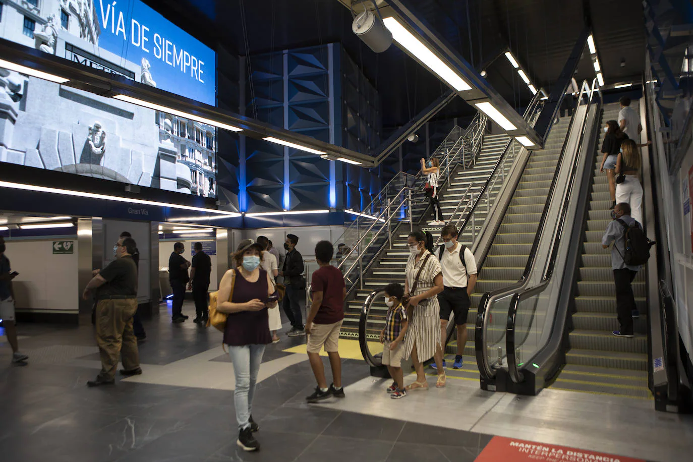 La ambiciosa reforma ha alumbrado una nueva arquitectura que se articula alrededor de un eje de conexión con 13 escaleras mecánicas monitorizadas desde el puesto de control de Metro, que une los tres niveles de la estación. 