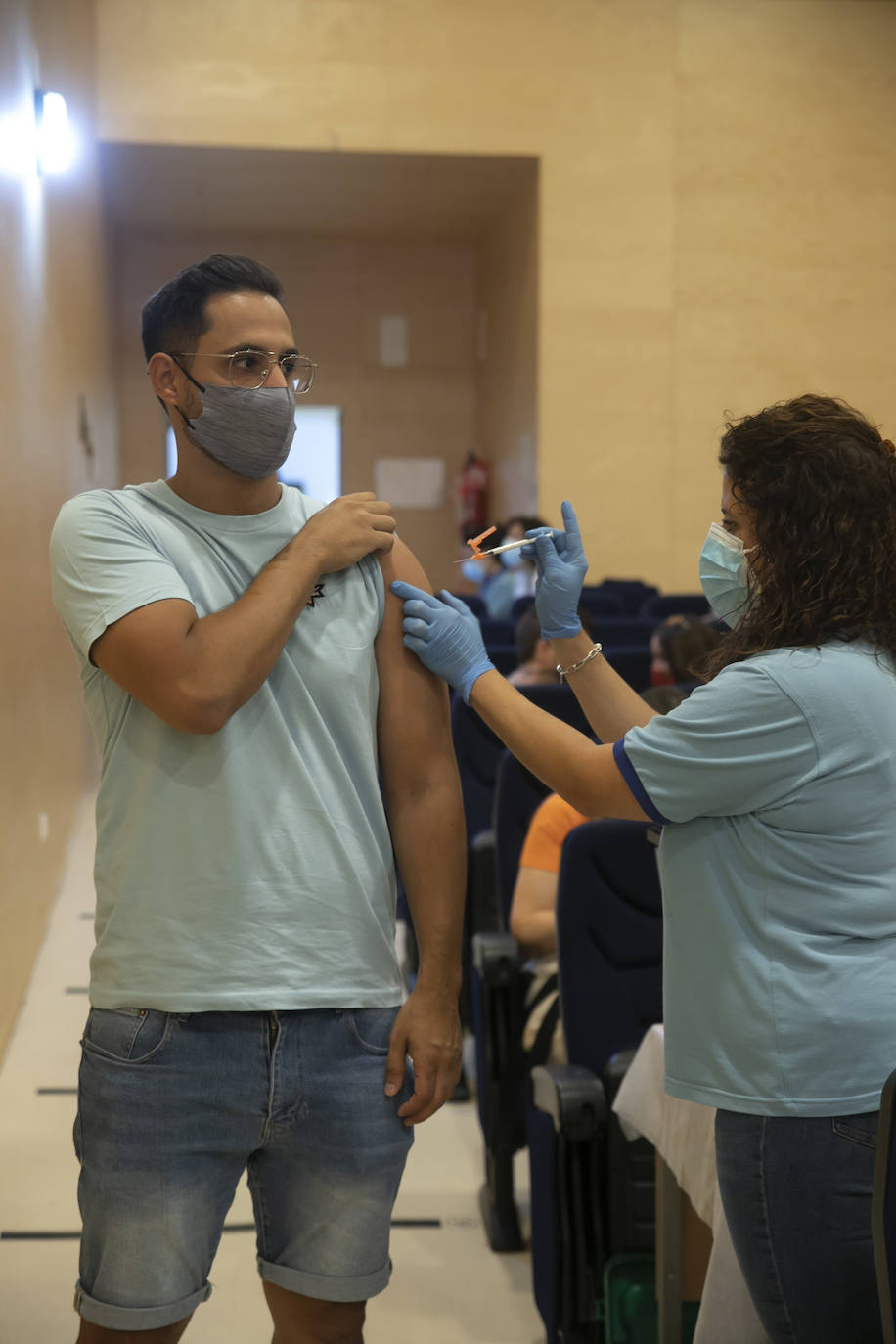 Arranca la vacunación Covid de los veinteañeros en Córdoba, en imágenes