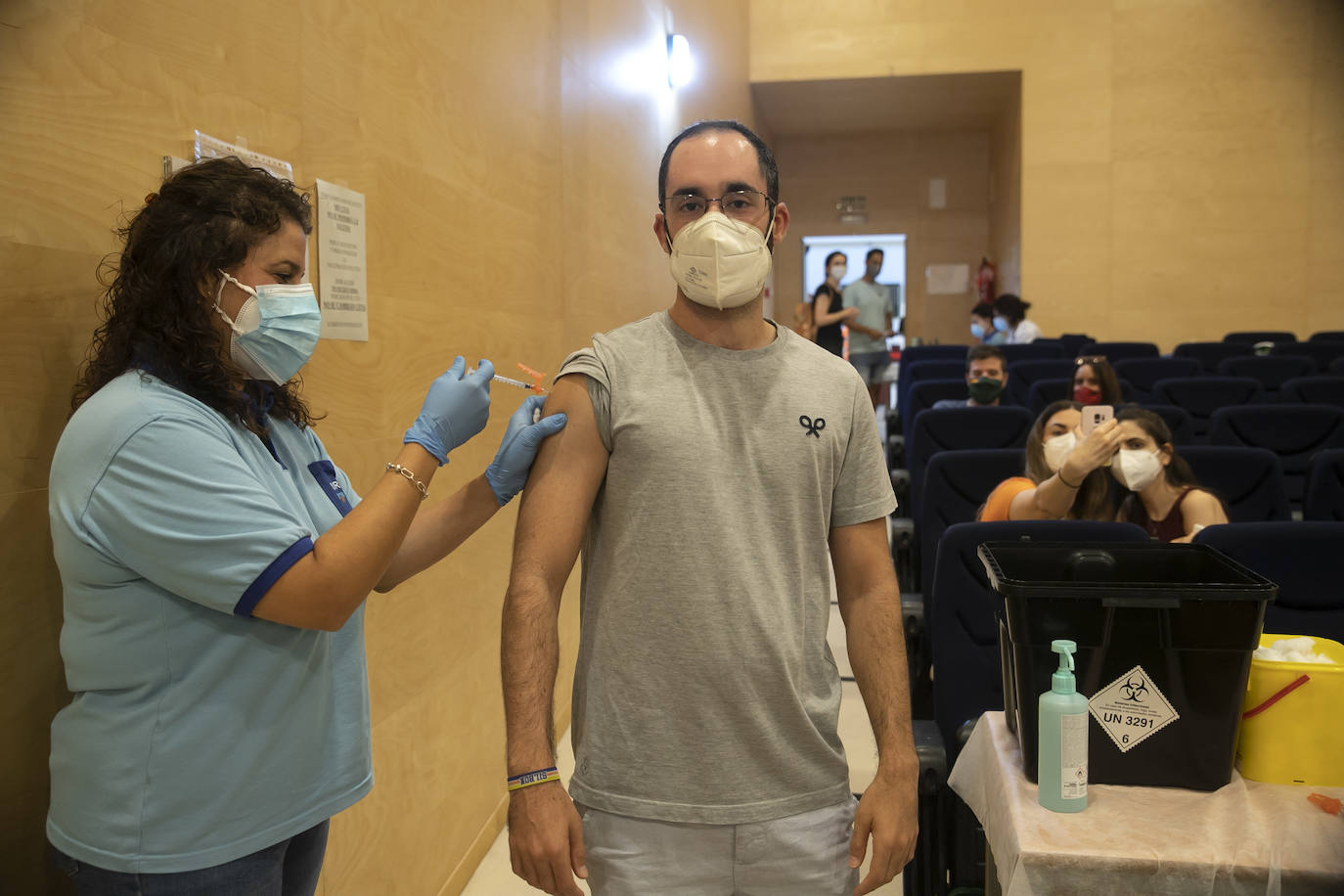 Arranca la vacunación Covid de los veinteañeros en Córdoba, en imágenes