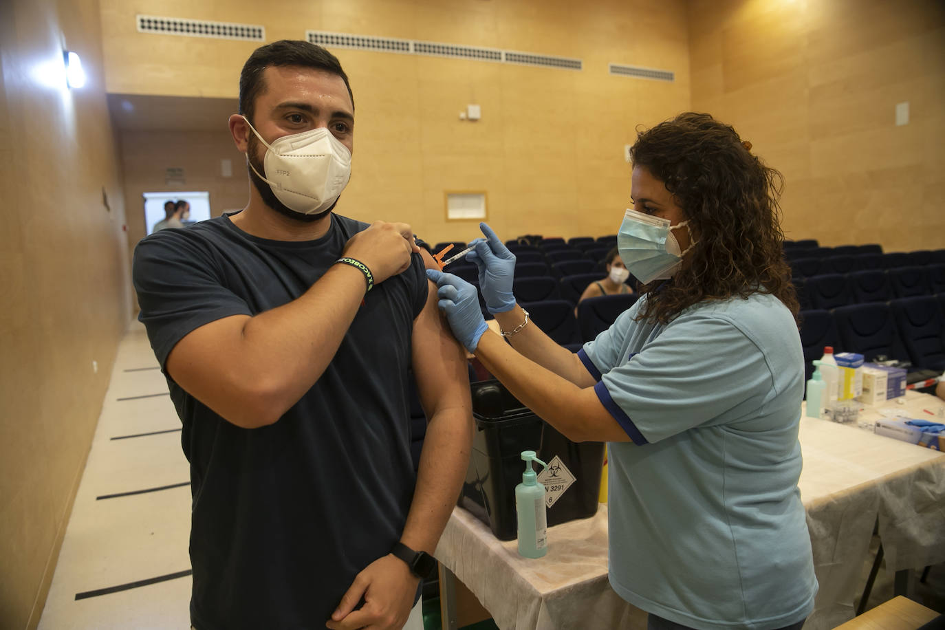 Arranca la vacunación Covid de los veinteañeros en Córdoba, en imágenes