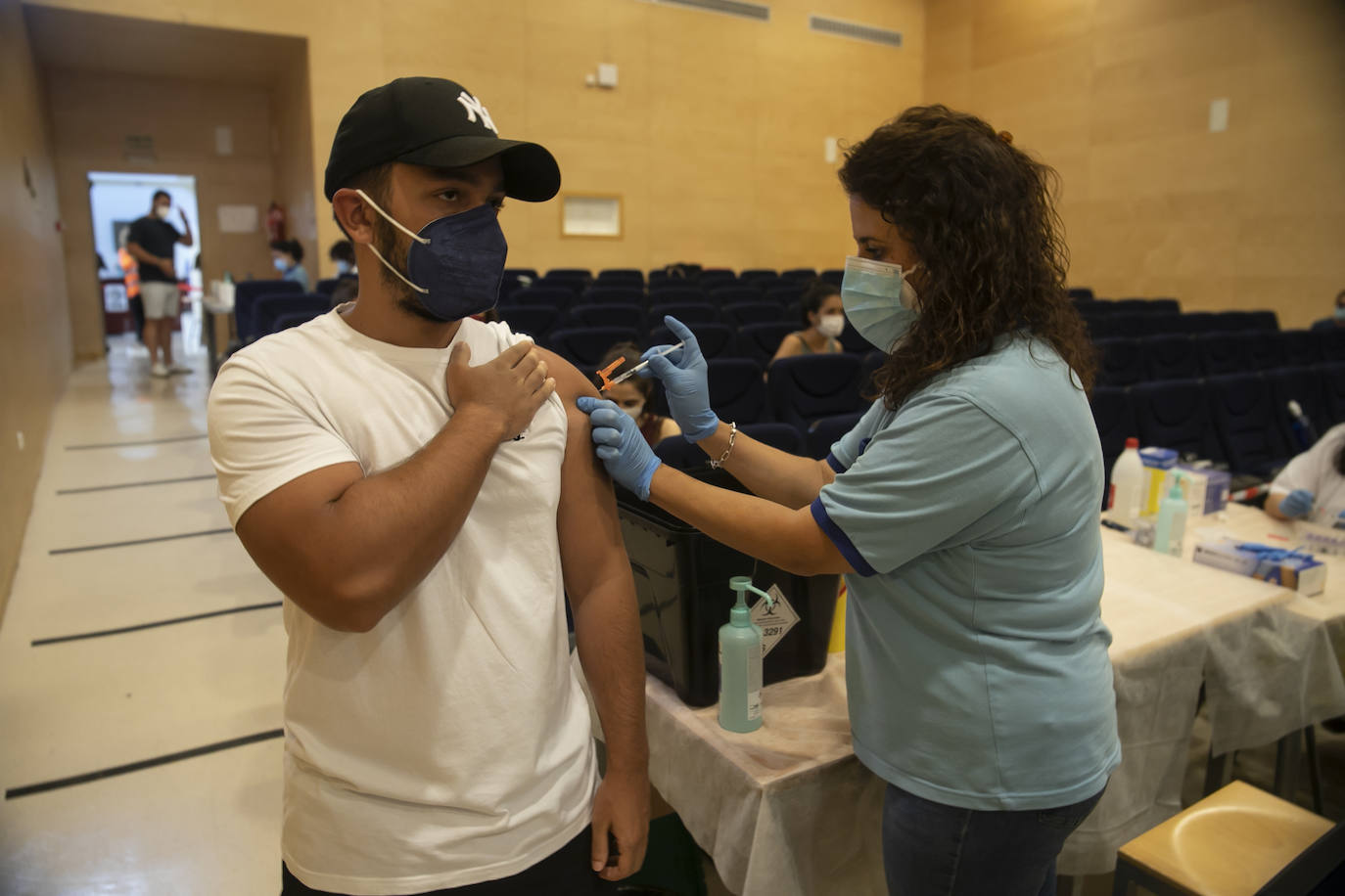 Arranca la vacunación Covid de los veinteañeros en Córdoba, en imágenes