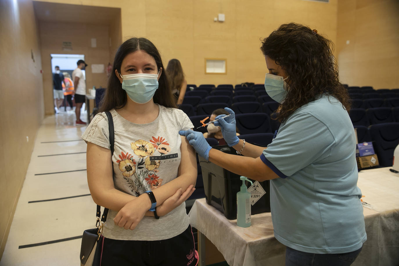 Arranca la vacunación Covid de los veinteañeros en Córdoba, en imágenes