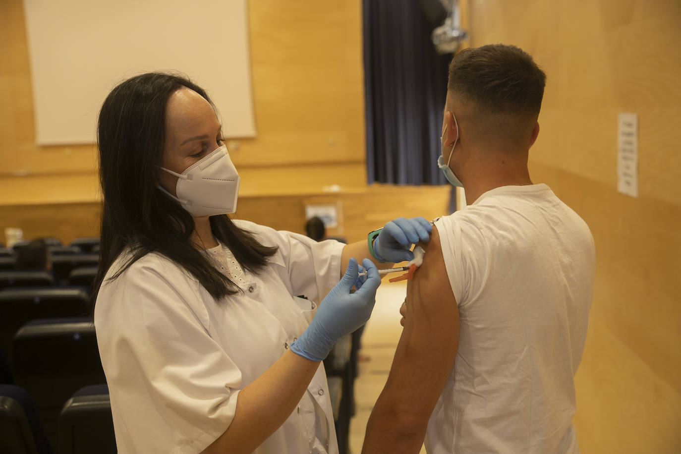 Arranca la vacunación Covid de los veinteañeros en Córdoba, en imágenes