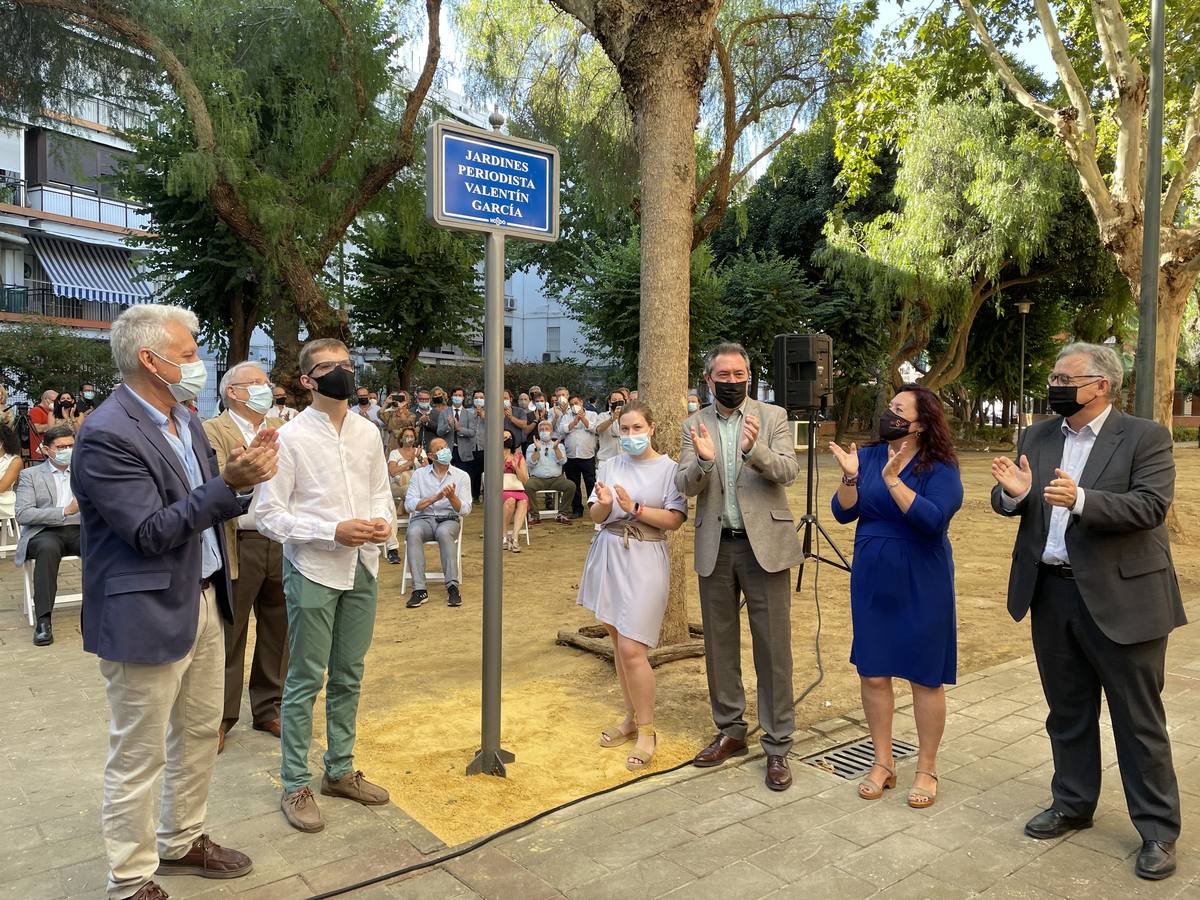 Con la nueva denominación de estos jardines que se encuentran entre la calle Termancia y Manuel Arellano se rinde homenaje al periodista nacido en Madird pero afincado en Sevilla desde hacía 27 años.