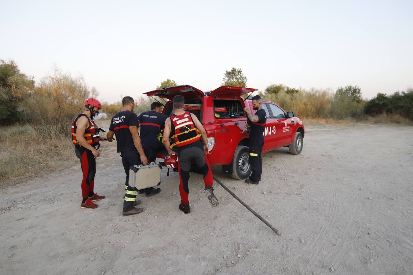 El dispositivo de búsqueda del joven desaparecido en el Lago Azul de Córdoba, en imágenes