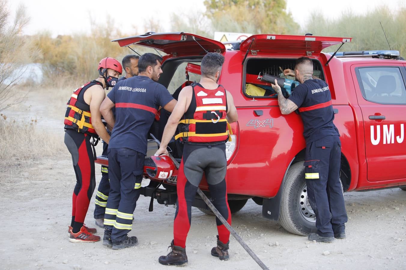 El dispositivo de búsqueda del joven desaparecido en el Lago Azul de Córdoba, en imágenes